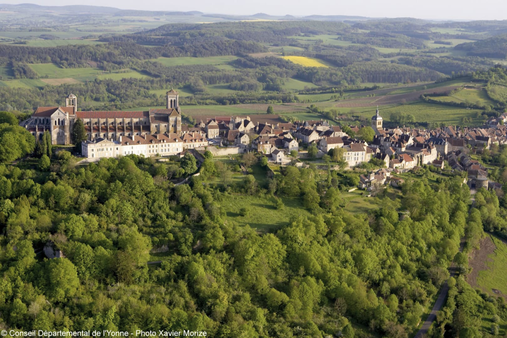 vue du ciel voyage village Vezelay