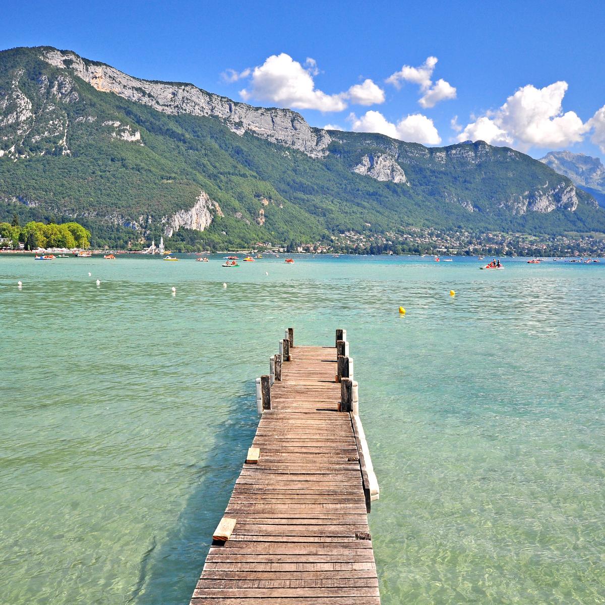 lac d'Annecy vue sur montagne depuis lac d'Annecy