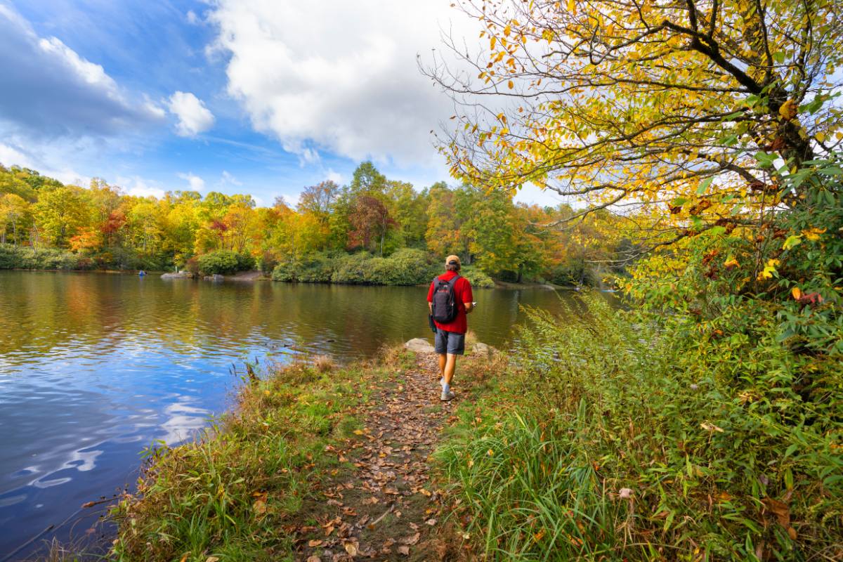 marcher à côté d'un lac lac en France